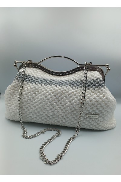 Πλεκτή  χειροποίητη τσάντα σε λευκό-ασημί