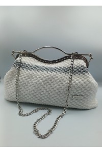 Πλεκτή  χειροποίητη τσάντα σε λευκό-ασημί