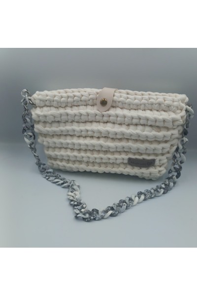 Χειροποίητη λευκή τσάντα με κοκκάλινη αλυσίδα