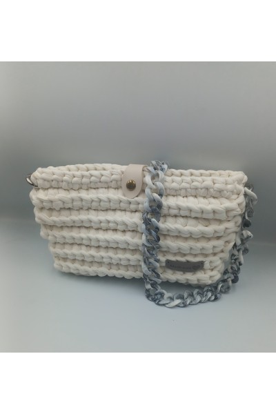 Χειροποίητη λευκή τσάντα με κοκκάλινη αλυσίδα