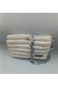 Χειροποίητη λευκή τσάντα με κοκκάλινη αλυσίδα