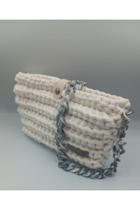 Χειροποίητη λευκή τσάντα με κοκκάλινη αλυσίδα