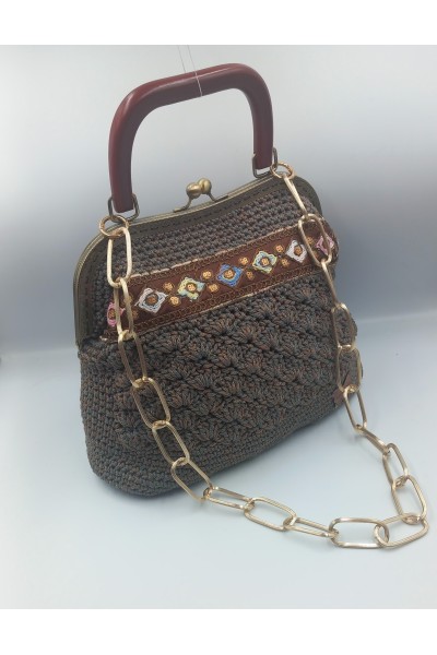 Πλεκτή χειροποίητη τσάντα με ξύλινο χερούλι.