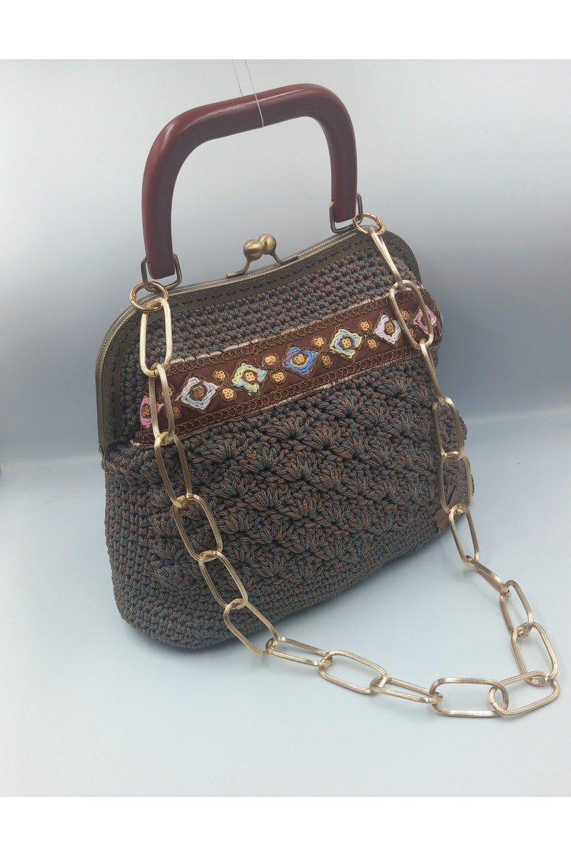 Πλεκτή χειροποίητη τσάντα με ξύλινο χερούλι.