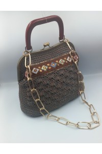 Πλεκτή χειροποίητη τσάντα με ξύλινο χερούλι.