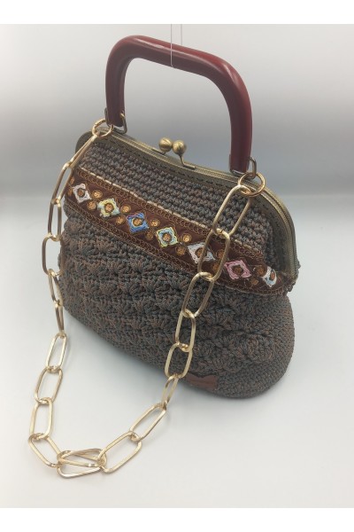 Πλεκτή χειροποίητη τσάντα με ξύλινο χερούλι.
