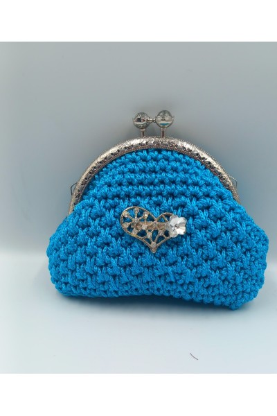 Χειροποίητο πλεκτό πορτοφόλι σε τυρκουάζ χρώμα.