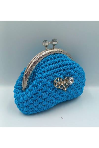 Χειροποίητο πλεκτό πορτοφόλι σε τυρκουάζ χρώμα.