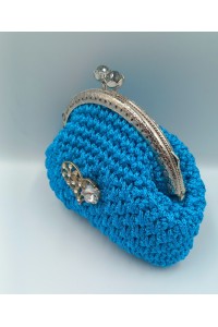 Χειροποίητο πλεκτό πορτοφόλι σε τυρκουάζ χρώμα.