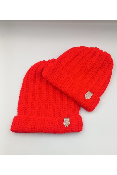 Σκουφάκια μαμάς-κόρης σε φωτεινό κόκκινο.