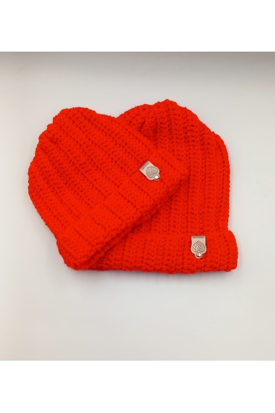 Σκουφάκια μαμάς-κόρης σε φωτεινό κόκκινο.