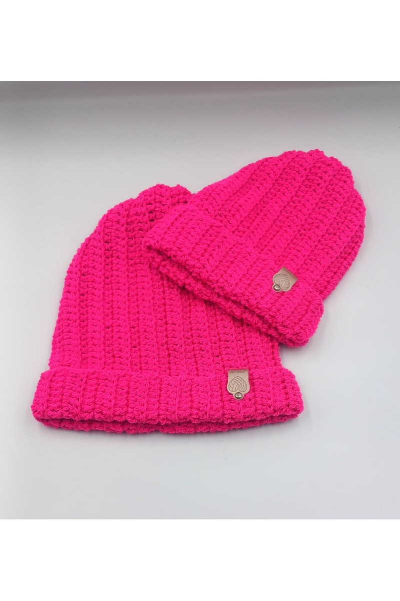 Χειροποίητα σκουφάκια μαμάς-κόρης σε έντονο φούξια.