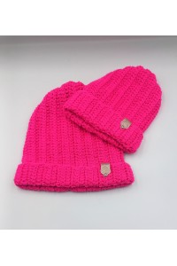 Χειροποίητα σκουφάκια μαμάς-κόρης σε έντονο φούξια.