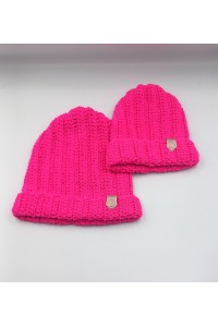 Χειροποίητα σκουφάκια μαμάς-κόρης σε έντονο φούξια.