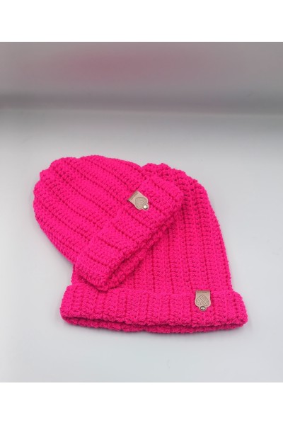 Χειροποίητα σκουφάκια μαμάς-κόρης σε έντονο φούξια.