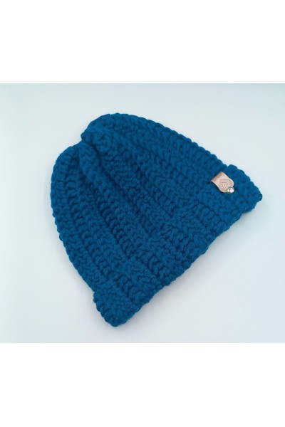 Χειροποίητο πλεκτό σκουφάκι σε πετρόλ χρώμα.