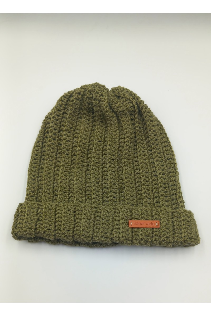 Πλεκτό χειροποίητο σκουφάκι σε χακί χρώμα.