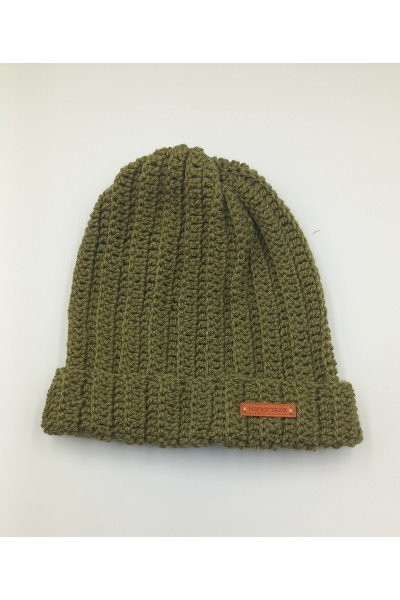 Πλεκτό χειροποίητο σκουφάκι σε χακί χρώμα.