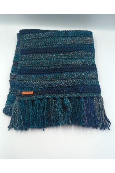 Γυναικείο κασκόλ σε πράσινους χρωματισμούς.