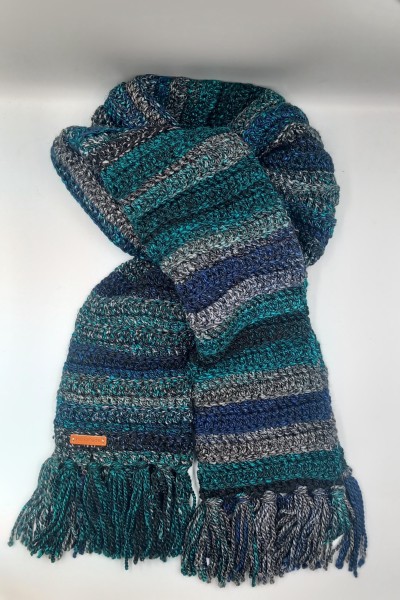 Γυναικείο κασκόλ σε πράσινους χρωματισμούς.