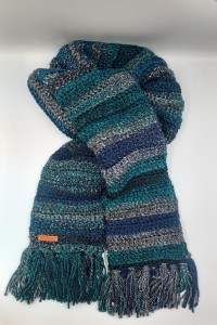 Γυναικείο κασκόλ σε πράσινους χρωματισμούς.