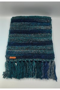 Γυναικείο κασκόλ σε πράσινους χρωματισμούς.