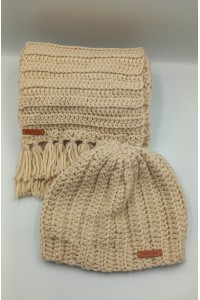 Σετ κασκόλ με σκούφο σε μπεζ χρώμα.