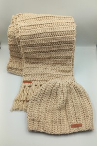 Σετ κασκόλ με σκούφο σε μπεζ χρώμα.