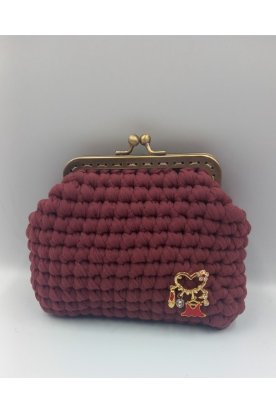 Χειροποίητο πλεκτό πορτοφολάκι σε μπορντό χρώμα.