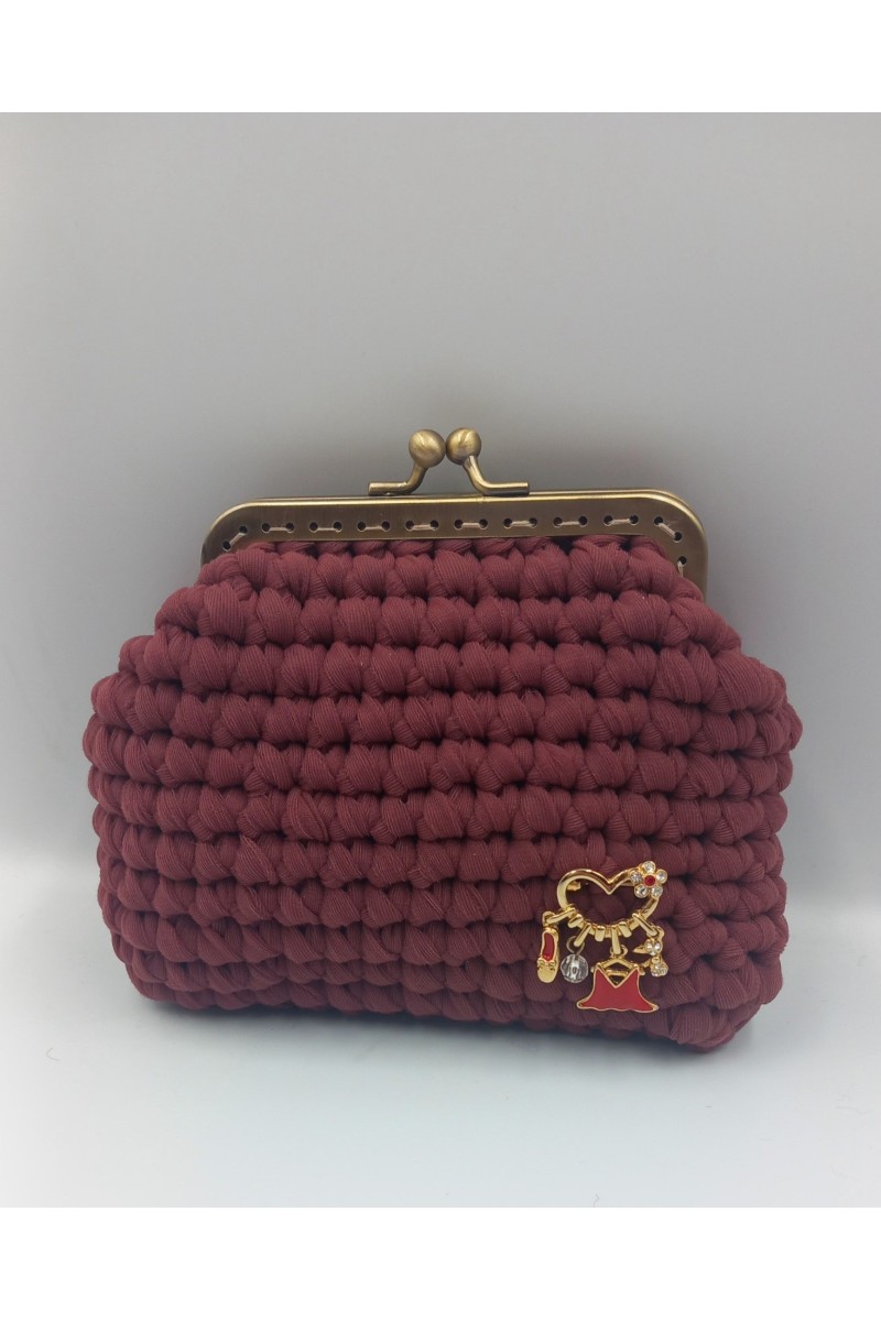 Χειροποίητο πλεκτό πορτοφολάκι σε μπορντό χρώμα.