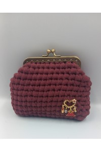 Χειροποίητο πλεκτό πορτοφολάκι σε μπορντό χρώμα.