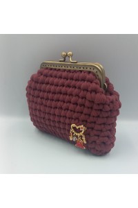 Χειροποίητο πλεκτό πορτοφολάκι σε μπορντό χρώμα.