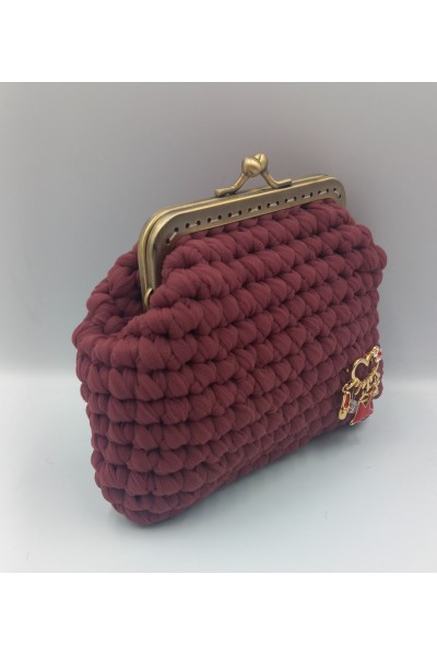 Χειροποίητο πλεκτό πορτοφολάκι σε μπορντό χρώμα.
