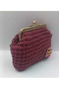 Χειροποίητο πλεκτό πορτοφολάκι σε μπορντό χρώμα.