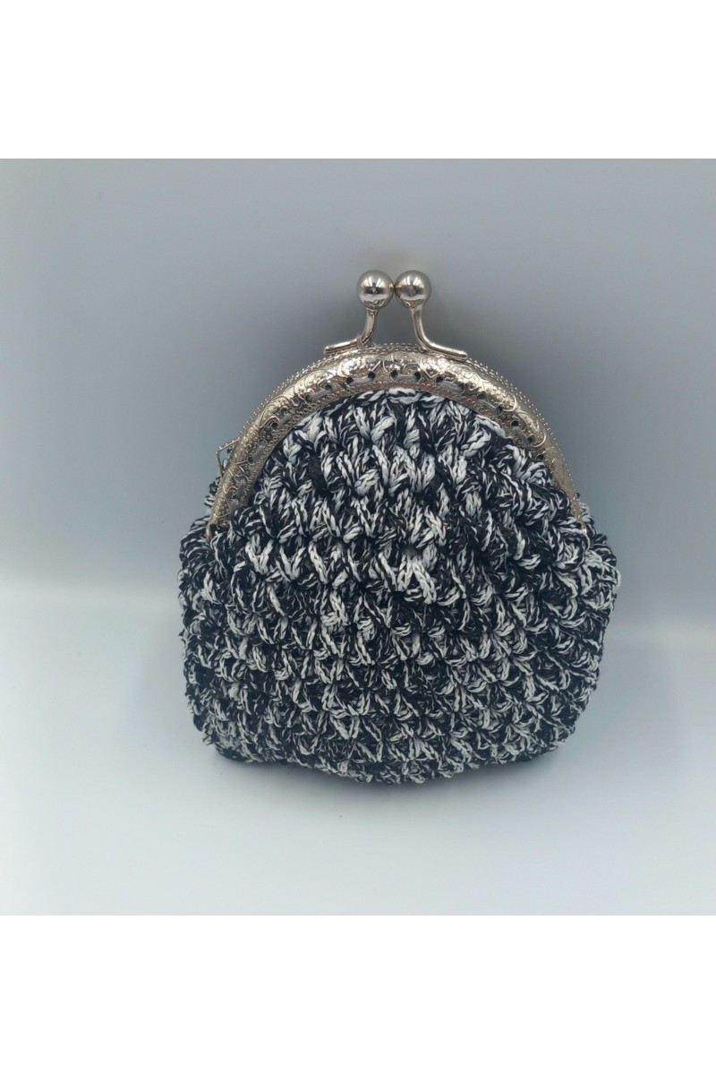 Ασπρόμαυρο χειροποίητο πλεκτό πορτοφολάκι.