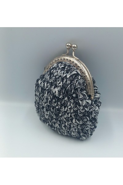 Ασπρόμαυρο χειροποίητο πλεκτό πορτοφολάκι.