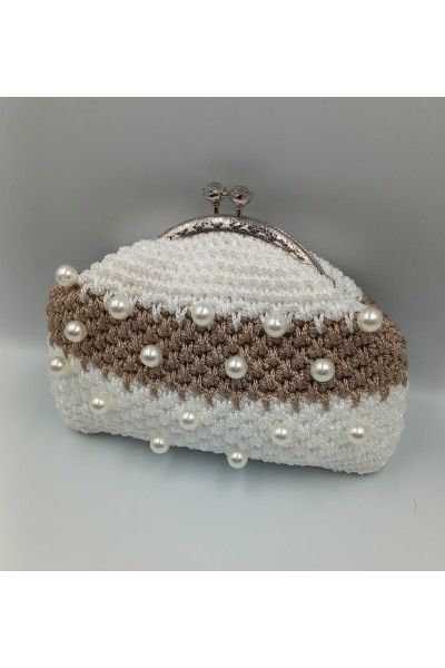 Χειροποίητο πλεκτό τσαντάκι για νύφες με πέρλες.