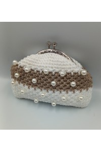 Χειροποίητο πλεκτό τσαντάκι για νύφες με πέρλες.