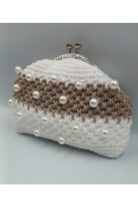 Χειροποίητο πλεκτό τσαντάκι για νύφες με πέρλες.