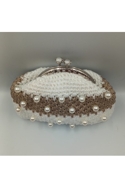 Χειροποίητο πλεκτό τσαντάκι για νύφες με πέρλες.