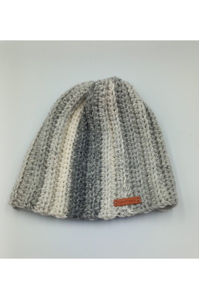 Χειροποίητο πλεκτό σκουφάκι σε γκρι χρωματισμούς.
