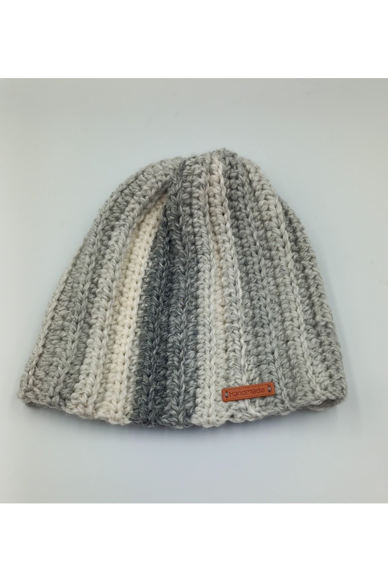 Χειροποίητο πλεκτό σκουφάκι σε γκρι χρωματισμούς.