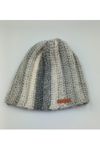 Χειροποίητο πλεκτό σκουφάκι σε γκρι χρωματισμούς.