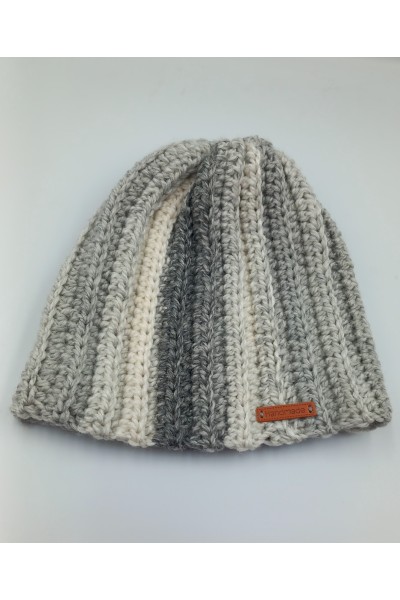 Χειροποίητο πλεκτό σκουφάκι σε γκρι χρωματισμούς.