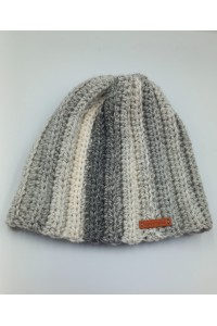 Χειροποίητο πλεκτό σκουφάκι σε γκρι χρωματισμούς.