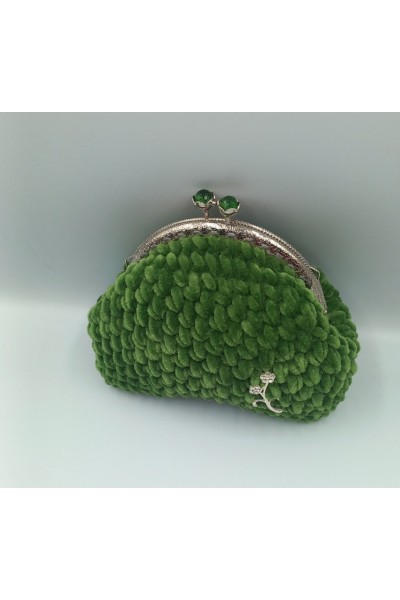 Χειροποίητο πλεκτό βελούδινο πορτοφόλι.