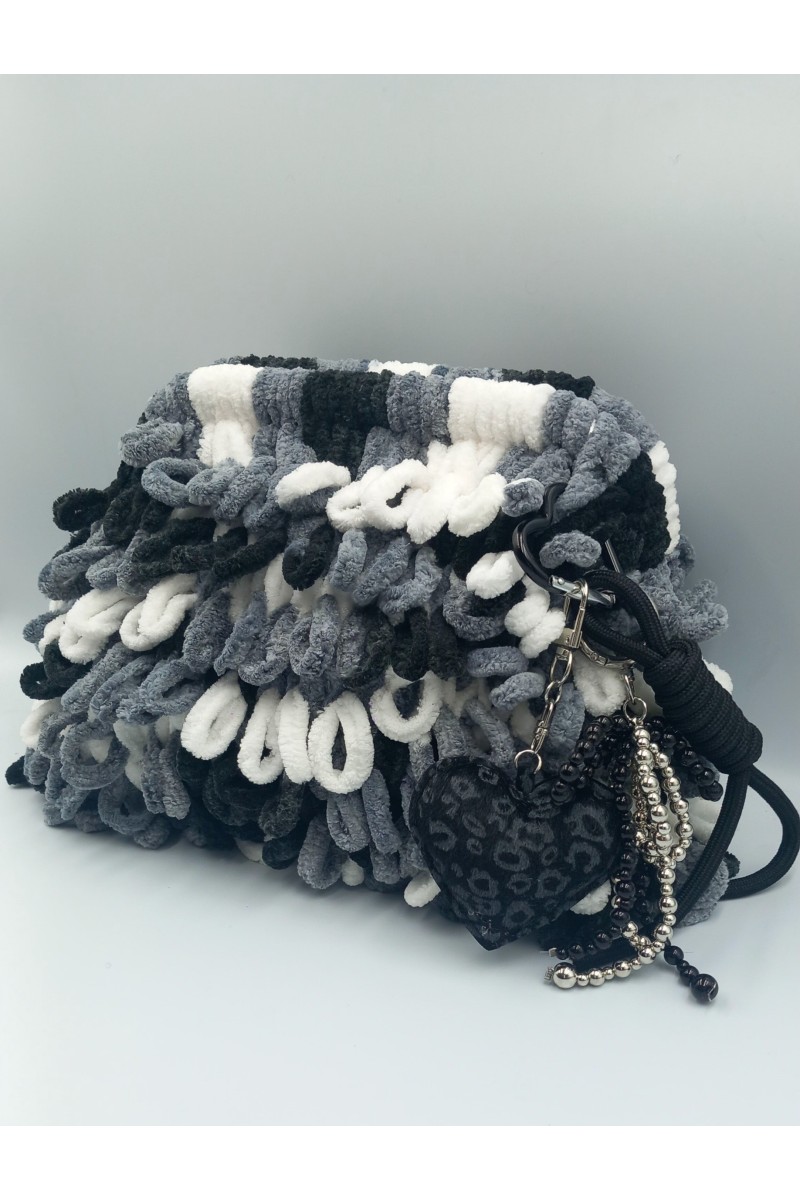 Ασπρόμαυρη χειροποίητη πλεκτή τσάντα τύπου puffy.