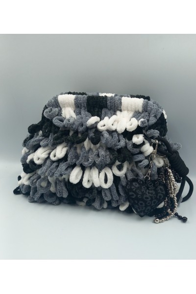 Ασπρόμαυρη χειροποίητη πλεκτή τσάντα τύπου puffy.