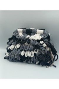 Ασπρόμαυρη χειροποίητη πλεκτή τσάντα τύπου puffy.