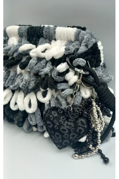 Ασπρόμαυρη χειροποίητη πλεκτή τσάντα τύπου puffy.